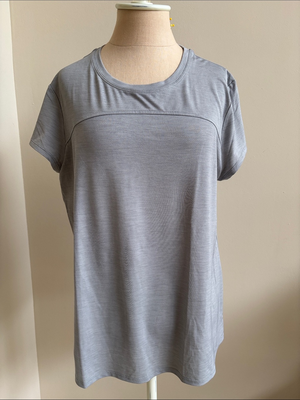 ATHLETA Textured Gray Short-Sleeve Active Tee with Cut Out in Back
